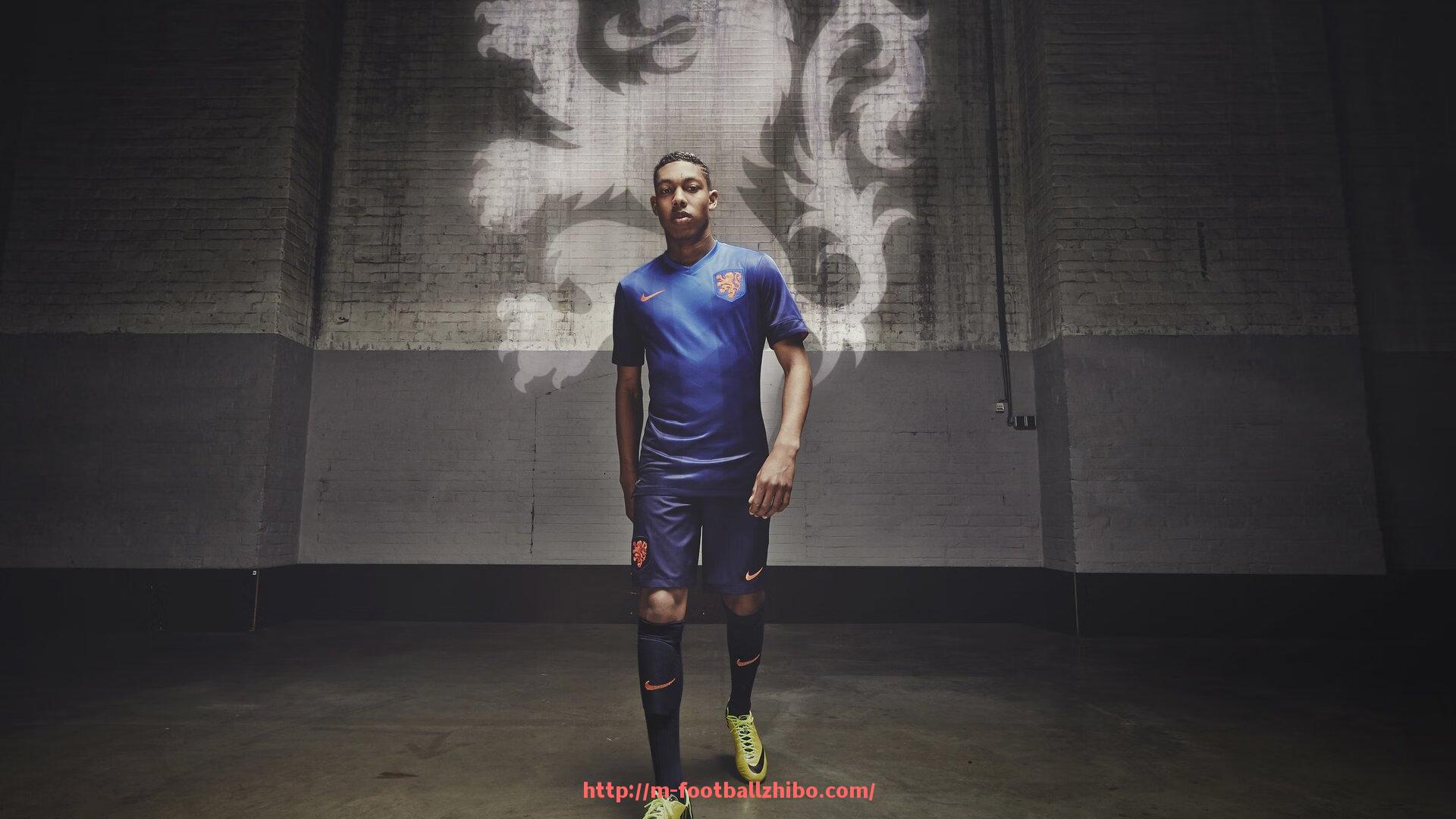 足球直播-PES2013游戏中的英超球衣补丁推荐